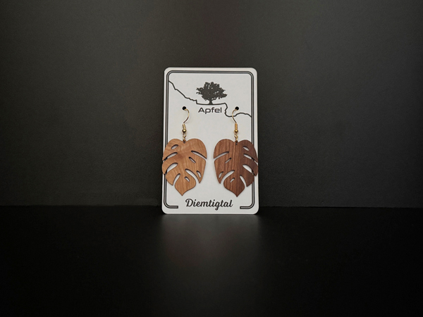 Ohrschmuck «Blatt herzförmig» aus Diemtigtaler Apfelbaum